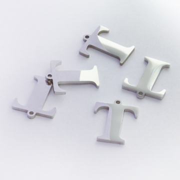 Zawieszka ze stali szlachetnej literka T w kolorze srebrnym 13,5mm