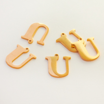 Zawieszka ze stali szlachetnej literka U w kolorze złotym 13,8mm