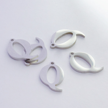 Zawieszka ze stali szlachetnej literka Q w kolorze srebrnym 14,1mm