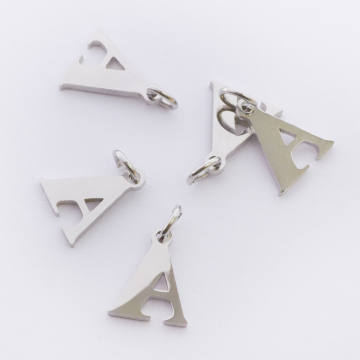 Zawieszka ze stali chirurgicznej literka A w kolorze srebrnym 12mm