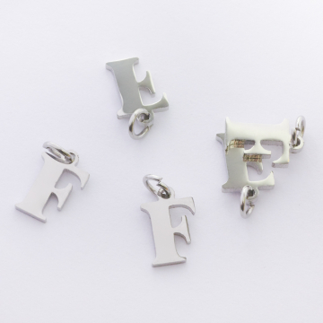 Zawieszka ze stali chirurgicznej literka F w kolorze srebrnym 10mm