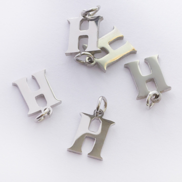 Zawieszka ze stali chirurgicznej literka H w kolorze srebrnym 8mm