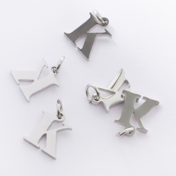 Zawieszka ze stali chirurgicznej literka K w kolorze srebrnym 9mm