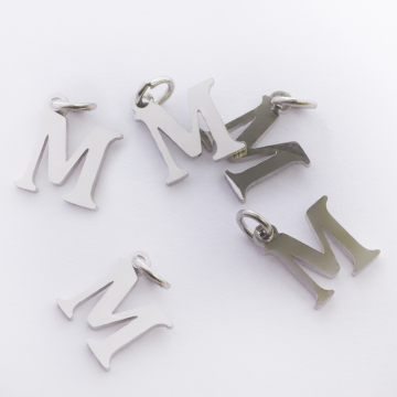 Zawieszka ze stali chirurgicznej literka M w kolorze srebrnym 8mm