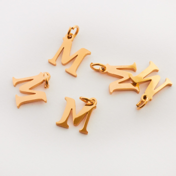 Zawieszka ze stali chirurgicznej literka M w kolorze złotym 8mm