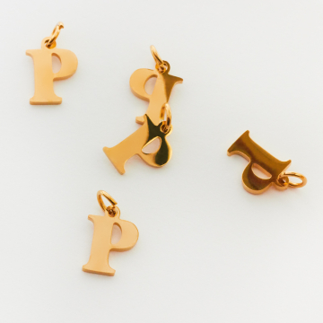 Zawieszka ze stali chirurgicznej literka P w kolorze złotym 10mm