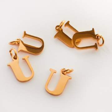 Zawieszka ze stali chirurgicznej literka U w kolorze złotym 8mm