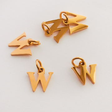 Zawieszka ze stali chirurgicznej literka W w kolorze złotym 8mm