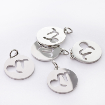 Zawieszka ze stali chirurgicznej znak zodiaku Koziorożec w kolorze srebrnym 15mm