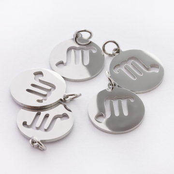 Zawieszka ze stali chirurgicznej znak zodiaku Skorpion w kolorze srebrnym 15mm