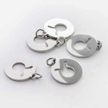 Zawieszka ze stali chirurgicznej znak zodiaku Byk w kolorze srebrnym 15mm