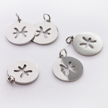 Zawieszka ze stali chirurgicznej znak zodiaku Ryby w kolorze srebrnym 15mm