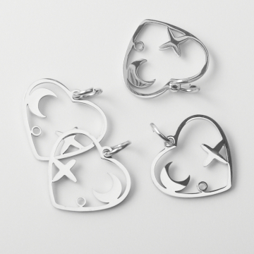 Zawieszka ze stali chirurgicznej serce z księżycem i gwiazdą w kolorze srebrnym 13mm