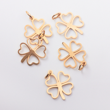 Zawieszka ze stali chirurgicznej koniczynka w kolorze złotym 19mm Zawieszka ze stali chirurgicznej koniczynka w kolorze złotym 19mm