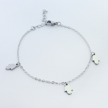 Bransoletka ze stali chirurgicznej z trzema zawieszkami ręka Fatimy w kolorze srebrnym 19,5cm