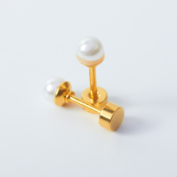 Kolczyki z perłami ze stali chirurgicznej w kolorze złotym 4mm