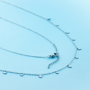 Naszyjnik z mini zawieszkami ze stali chirurgicznej róża wiatrów w kolorze srebrnym 40cm