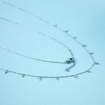 Naszyjnik z mini zawieszkami ze stali chirurgicznej krzyżykami w kolorze srebrnym 40cm