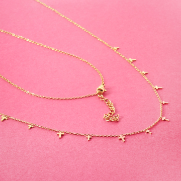 Naszyjnik z mini zawieszkami ze stali chirurgicznej krzyżykami w kolorze złotym 40cm