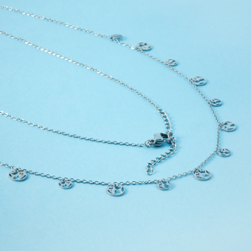 Naszyjnik z mini zawieszkami ze stali chirurgicznej kula ziemska w kolorze srebrnym 40cm