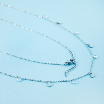 Naszyjnik z mini zawieszkami ze stali chirurgicznej serca i cyrkonie w kolorze srebrnym 41cm