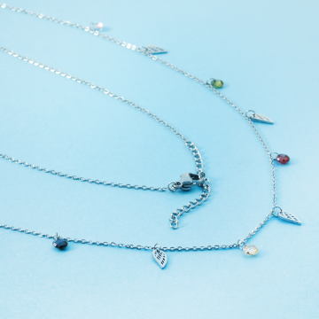 Naszyjnik z mini zawieszkami ze stali chirurgicznej skrzydełka i cyrkonie w kolorze srebrnym 41cm