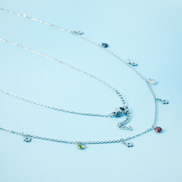 Naszyjnik z mini zawieszkami ze stali chirurgicznej róża wiatrów i cyrkonie w kolorze srebrnym 41cm