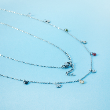 Naszyjnik z mini zawieszkami ze stali chirurgicznej oczko i cyrkonie w kolorze srebrnym 41cm