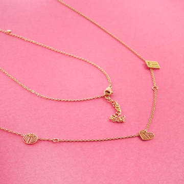 Naszyjnik z mini zawieszkami ze stali chirurgicznej zawieszki ażurowe w kolorze złotym 42,5cm