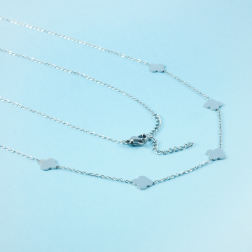 Naszyjnik z mini zawieszkami ze stali chirurgicznej koniczyna marokańska w kolorze srebrnym 40,5cm