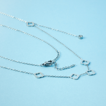 Naszyjnik z mini zawieszkami ze stali chirurgicznej koniczynka marokańska w kolorze srebrnym 40,5cm