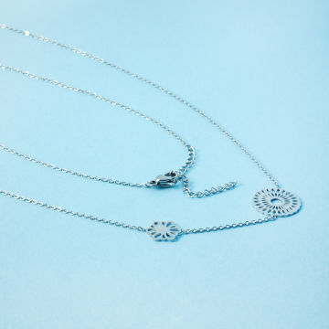 Naszyjnik z mini zawieszkami ze stali chirurgicznej kółka ażurowe w kolorze srebrnym 41cm