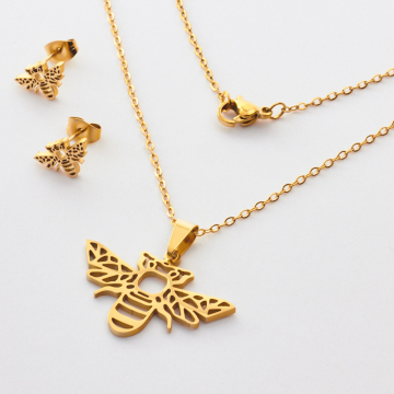 Komplet biżuterii ze stali chirurgicznej z kolczykami ćma w kolorze złotym 45cm