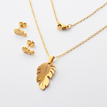 Komplet biżuterii ze stali chirurgicznej z kolczykami piórko w kolorze złotym 45cm