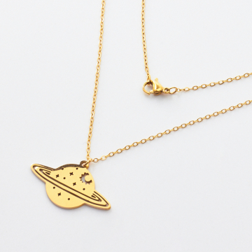 Naszyjnik ze stali chirurgicznej saturn w kolorze złotym 45cm