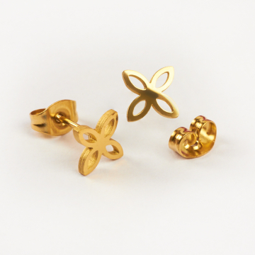 Kolczyki ze stali chirurgicznej koniczyna marokańska w kolorze złotym 8,5x8,5mm