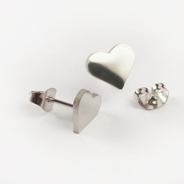Kolczyki ze stali chirurgicznej serce w kolorze srebrnym 10x8mm