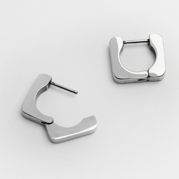 Kolczyki kajdanki ze stali chirurgicznej kwadraty w kolorze srebrnym 18mm