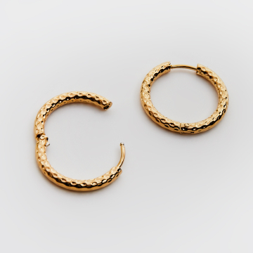 Kolczyki kajdanki ze stali chirurgicznej koła karbowane w kolorze złotym 21mm