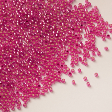 TOHO - Round 15/0: Silver-Lined Milky Hot Pink 15/0