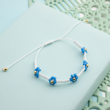 Bransoletka makramowa z kwiatami