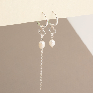 Asymetryczne kolczyki z perłą