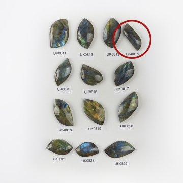 Labradoryt kaboszon nieregularny 35mm