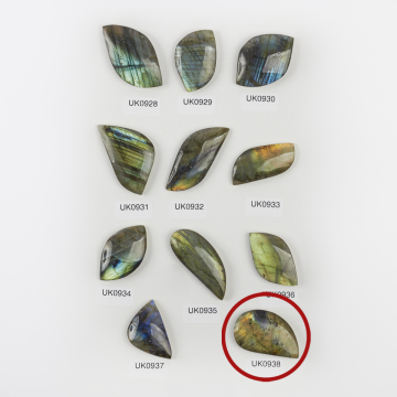 Labradoryt kaboszon nieregularny 37mm