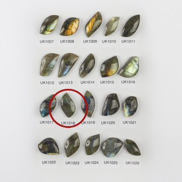 Labradoryt kaboszon nieregularny 27,5mm