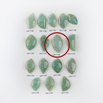 Amazonit kaboszon nieregularny jasny 40mm