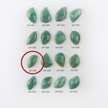 Amazonit kaboszon nieregularny 30,5mm