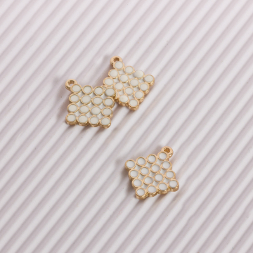 Zawieszka emaliowana kwadrat w bąbelki biały 15mm