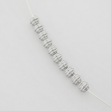 Przekładka kulka nacinana z mosiądzu w kolorze srebrnym 5x4mm