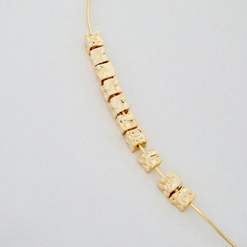 Przekładka kostka z mosiądzu w kolorze złotym 5x5mm